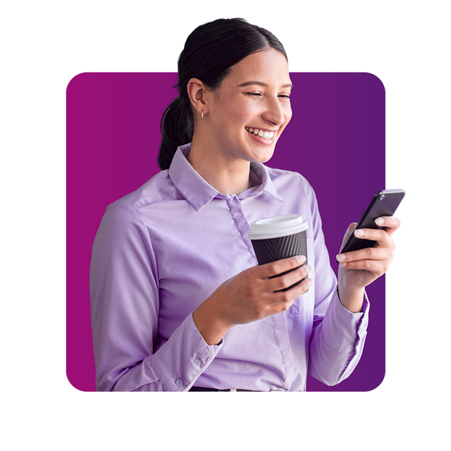 Mulger segurando copo de café enquanto conversa com suporte tafácil pelo celular