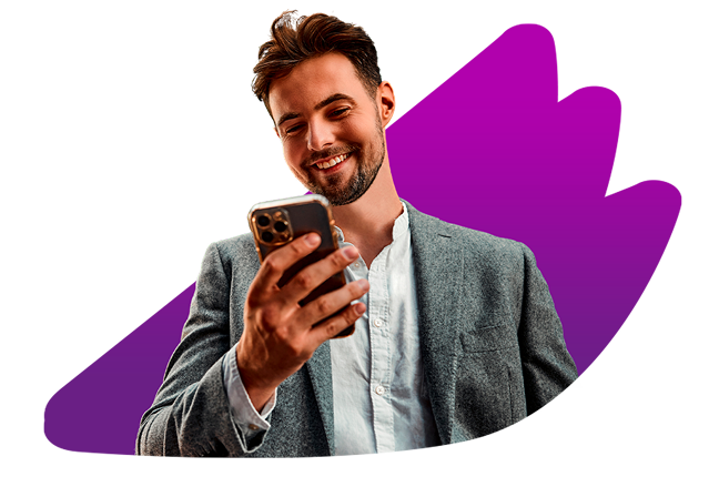 Homem segurando celular conversando com nosso suporta tafácil