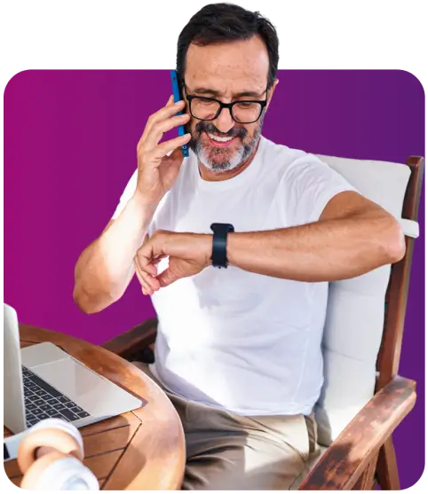 Homem sentado olhando a hora enquanto fala com um atendente tafácil