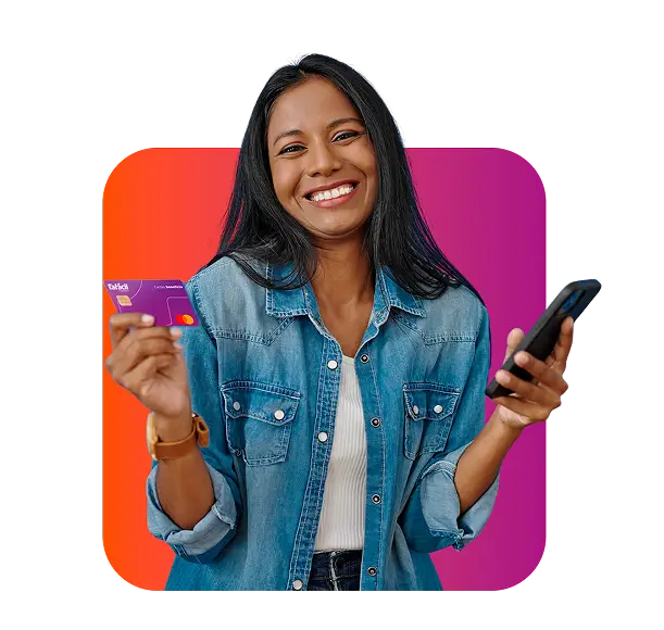 Mulher segurando cartão tafácil e celular